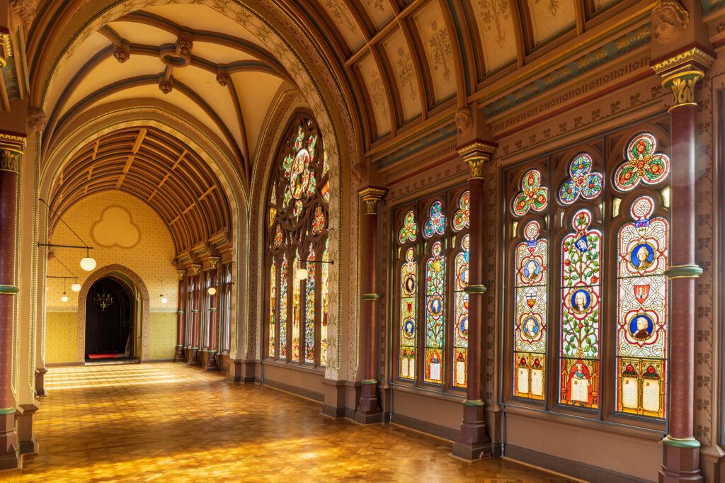 Drachenburg_Fenster_23_03_21_576-besch Kunsthalle mit kunstvollen Fenstern