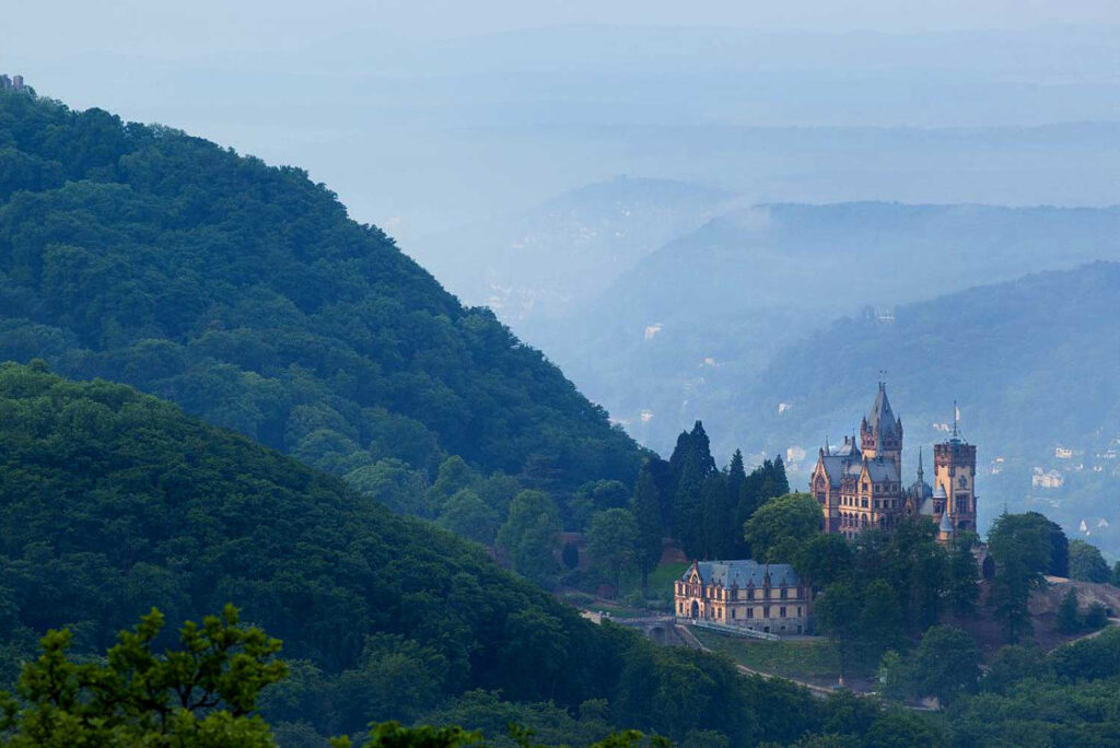 schloss-drachenburg-02-bearb Blick auf Schloss und Siebengebirge